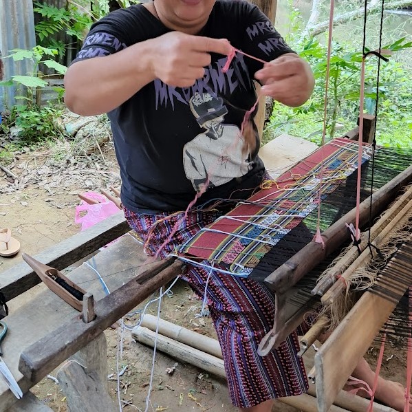 ムアン・ゴーイで織物をする女性