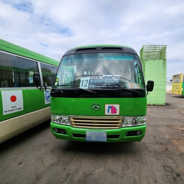 カムサワート駅行きバス