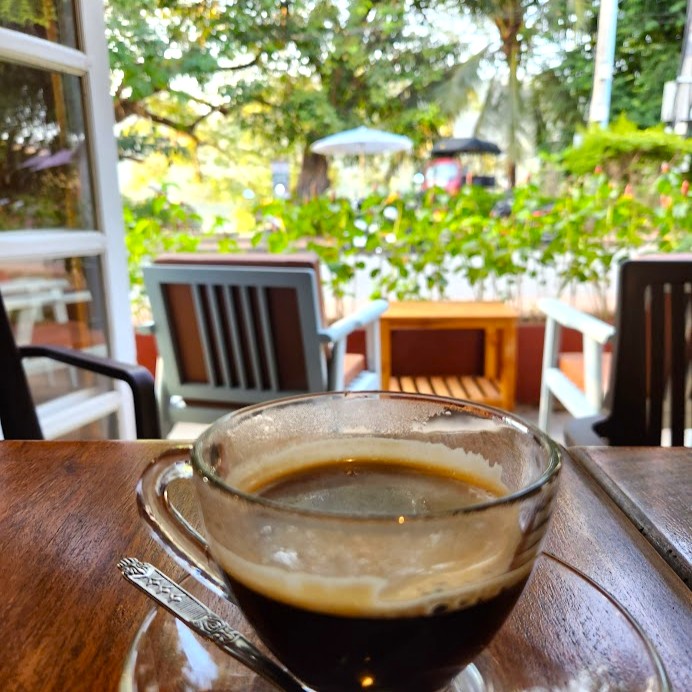 ビッグツリーカフェのコーヒーと店内