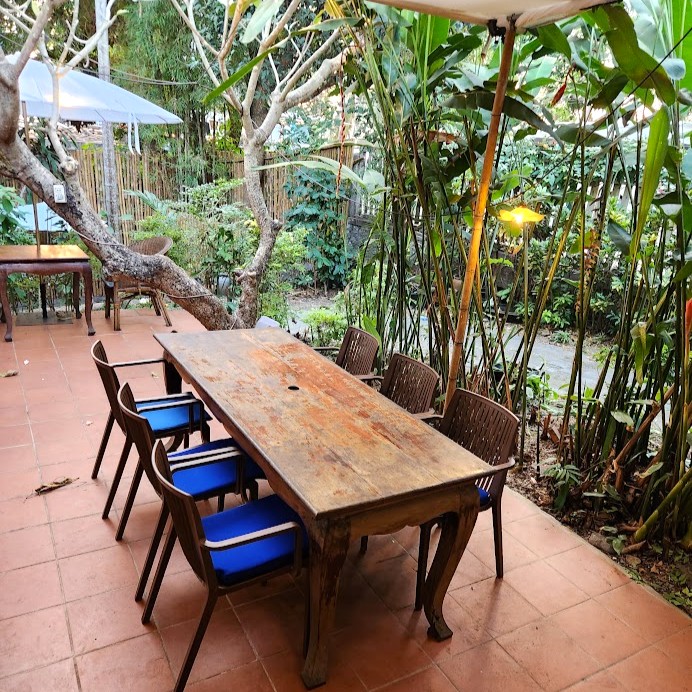 ビッグツリーカフェの中庭席