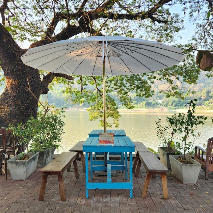 ビッグツリーカフェの川沿い席