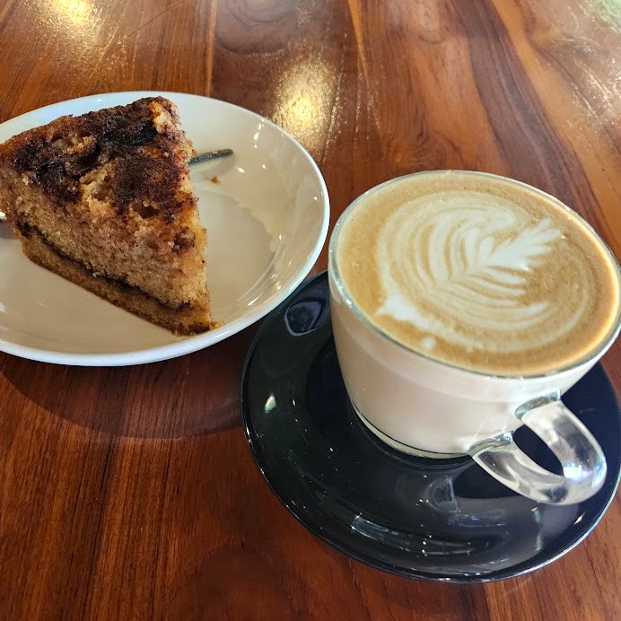 サフランコーヒーのコーヒーとケーキ