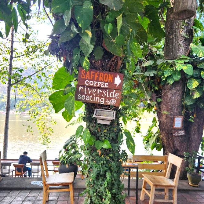 サフランコーヒーの外席