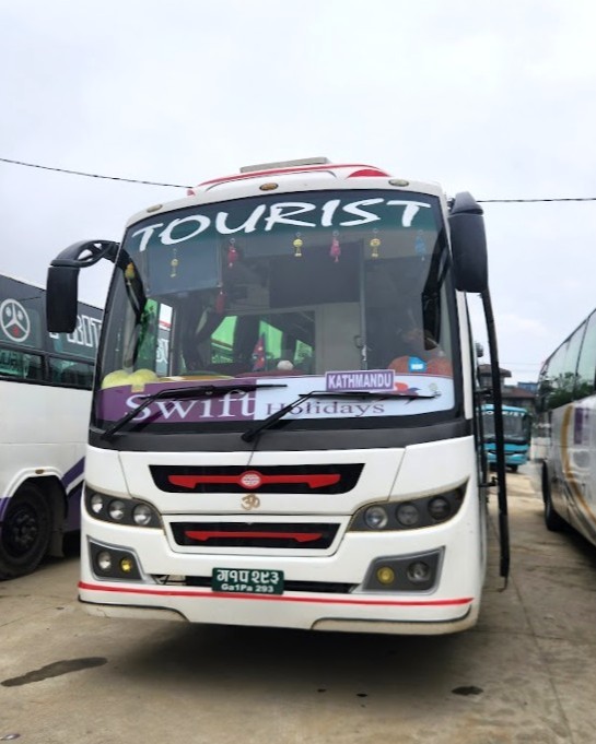 カトマンズ行きのツーリストバス外観