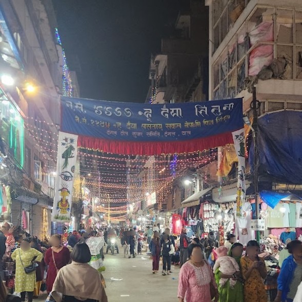 ティハールで装飾されたパタンの通り