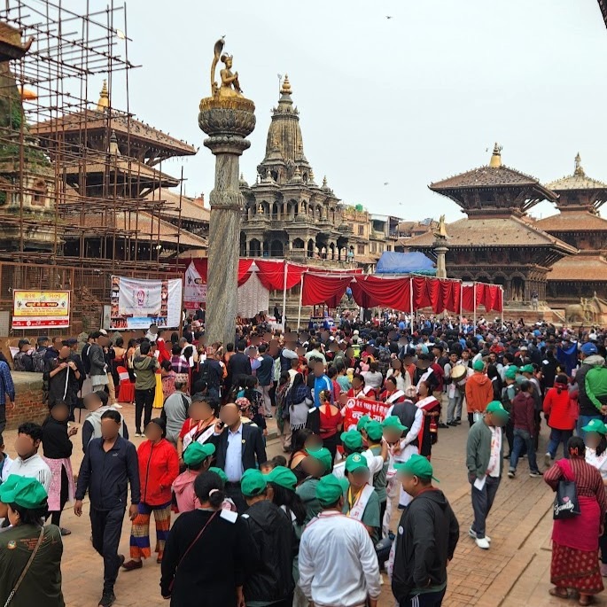 パタンで新年を祝う人々