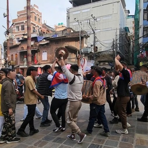 カトマンズで新年を祝う人々