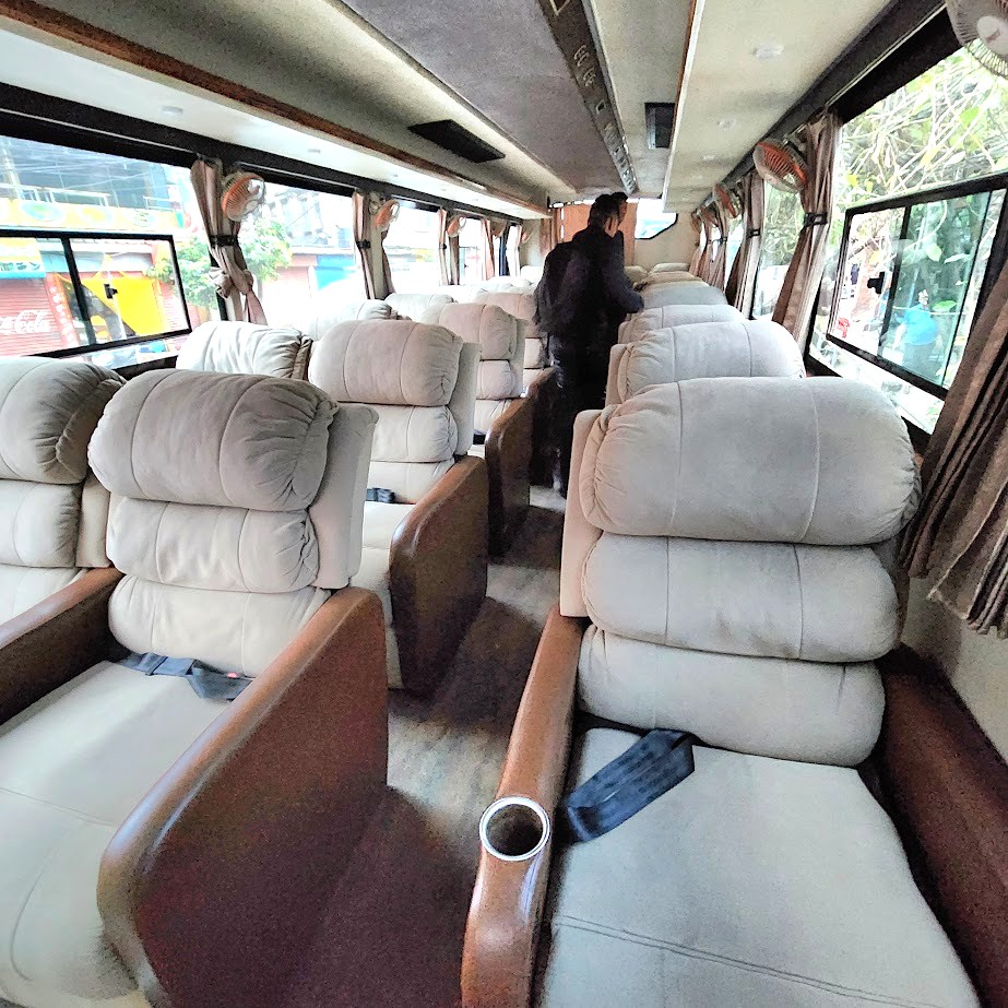 ポカラ行きのバスの座席