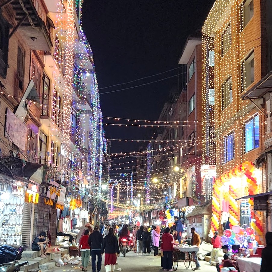 ティハールで装飾された街