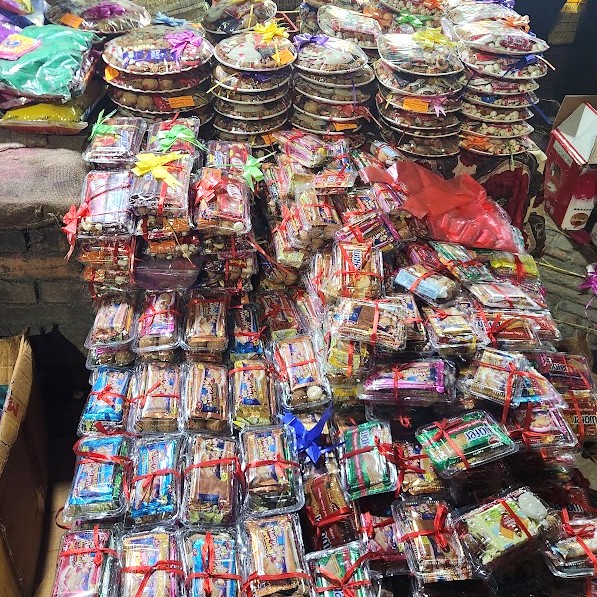 ティハール用に売られてるお菓子の詰め合わせ