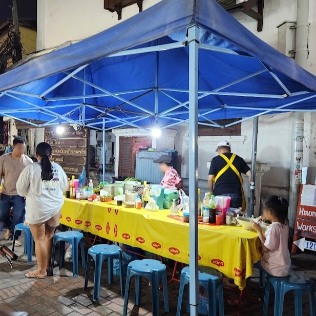 ラオス風カオソイヌードル ショップ