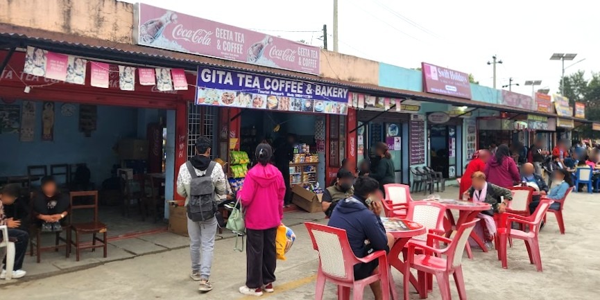 ポカラのバスターミナルの軽食スタンド