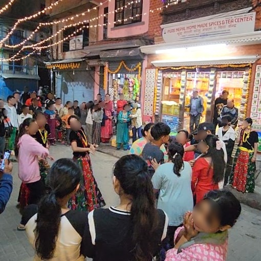 カトマンズで新年のお祝いをする人々