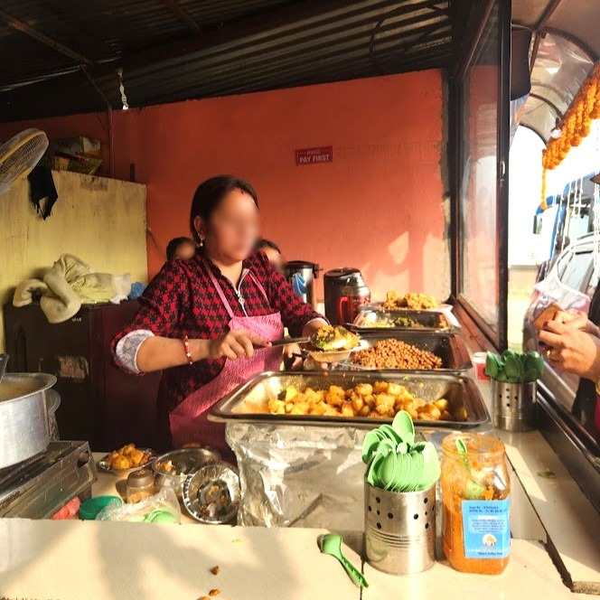 ポカラ行き休憩所の総菜屋