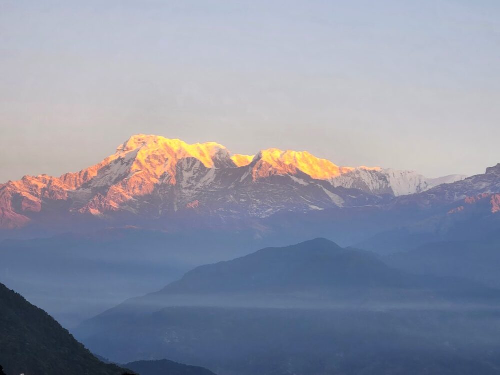 朝日に照らされるヒマラヤ山脈アンナプルナ連峰