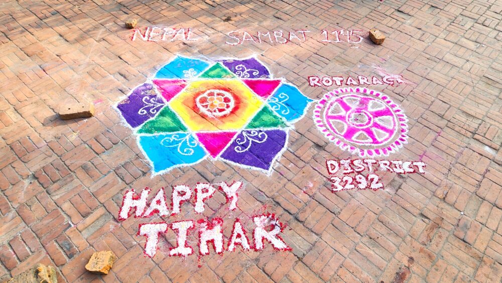 ティハール祭で描かれたカラフルなランゴリと『HAPPY TIHAR』の文字