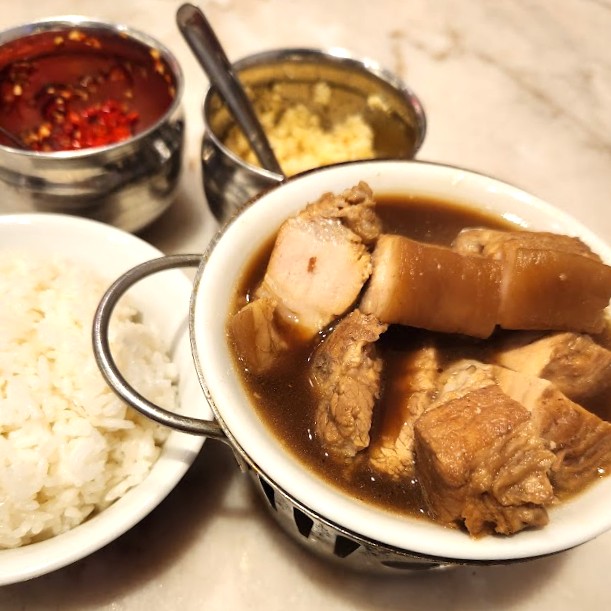 白いご飯と一緒に提供されたスープタイプのバクテーと豚肉