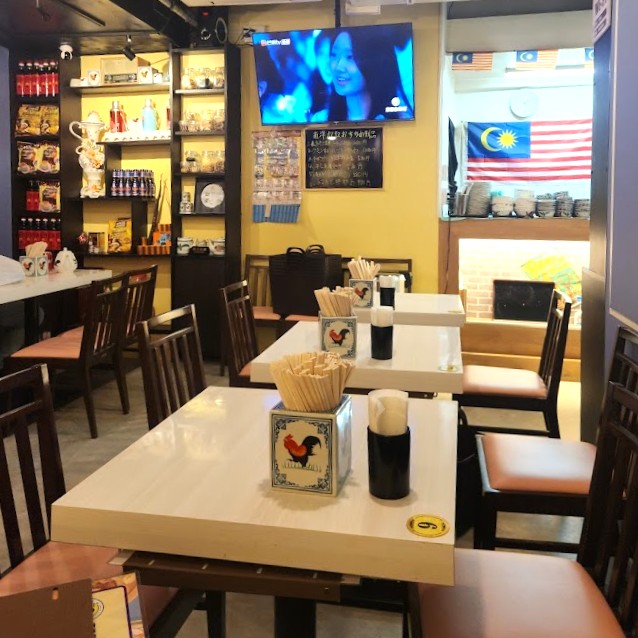 マレーシア国旗が飾られたバクテー専門店の店内の様子