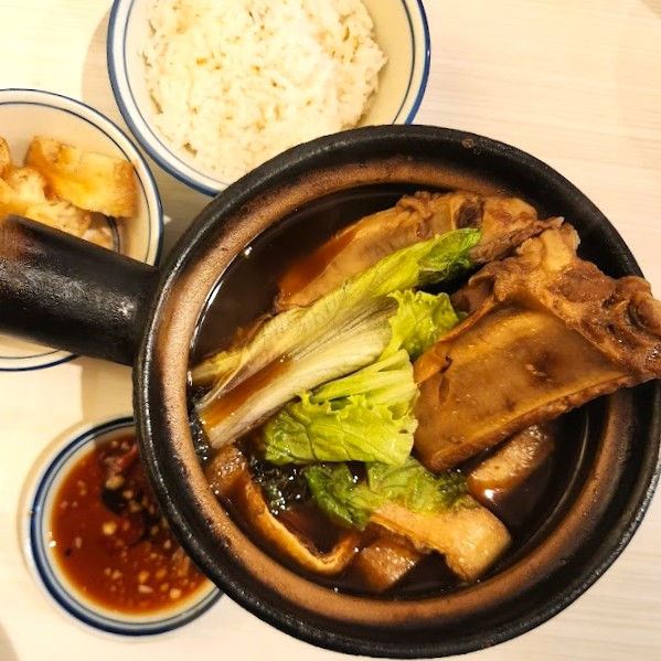 スペアリブと野菜が入ったバクテーとご飯のセット