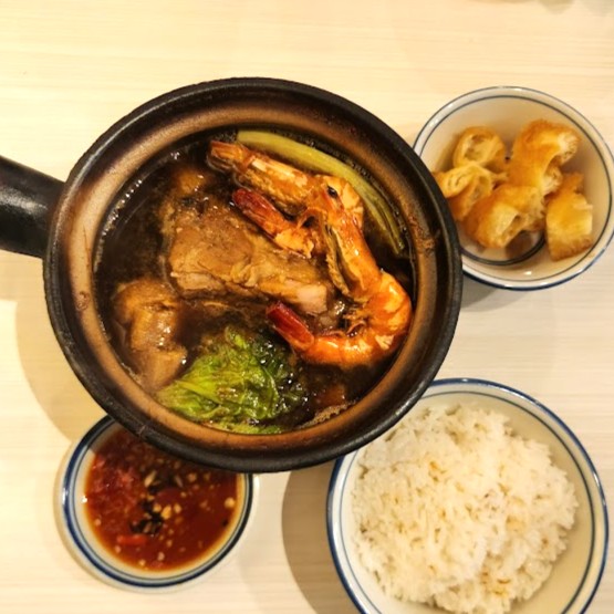 エビと豚肉が入ったスープバクテーとご飯、タレ、小皿のセット